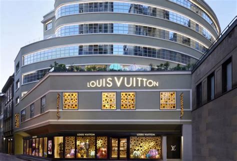 spazio louis vuitton milano|Louis Vuitton a Milano: un ex garage pieno di moda, storia e arte.